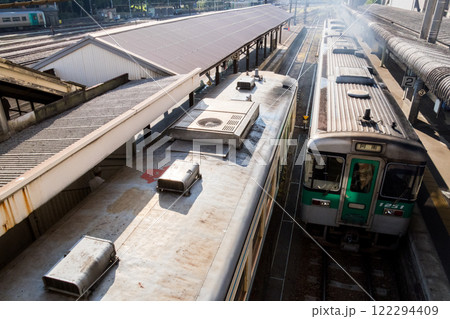 【徳島駅】徳島駅を発車する普通列車 【徳島駅】徳島駅を発車する普通列車 122294409