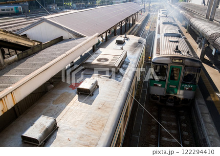 【徳島駅】徳島駅を発車する普通列車 【徳島駅】徳島駅を発車する普通列車 122294410
