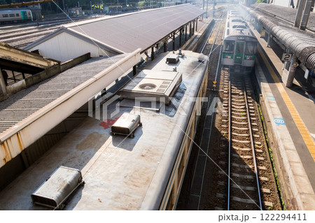 【徳島駅】徳島駅を発車する普通列車 122294411