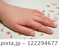 若い女性の手 122294677