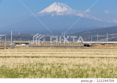 【静岡】晴れの日の富士山 122294709