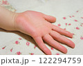 やさしい女の子の手のひら 122294759