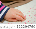 やさしい女の子の手 122294760