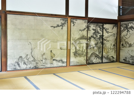 大本山建仁寺　衣鉢の間　「琴棋書画図襖」 122294788