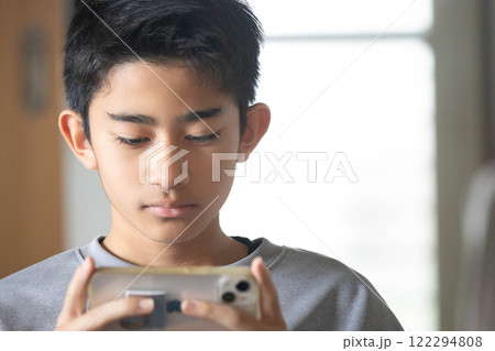 スマホを操作する男性 スマホを操作する男性 122294808