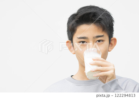 牛乳を飲むイメージ 122294813