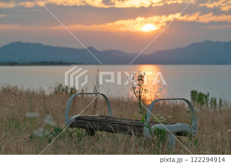 夕日に染まる海（中海海岸：安来市） 122294914