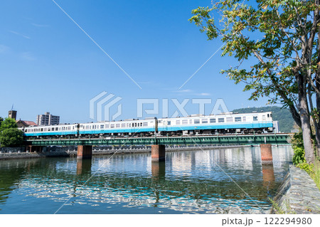 【徳島駅】新町川橋梁を通過する普通列車 【徳島駅】新町川橋梁を通過する普通列車 122294980