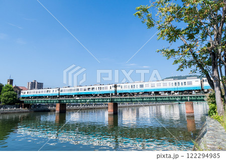 【徳島駅】新町川橋梁を通過する普通列車 122294985