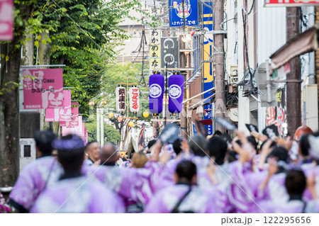 【阿波踊り】商店街で盛り上がり踊る阿波踊り 【阿波踊り】商店街で盛り上がり踊る阿波踊り 122295656