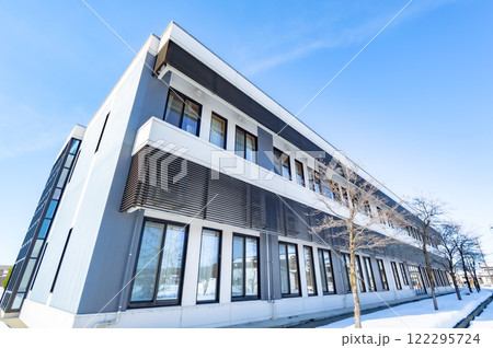 冬の晴れた日の病院の新病棟 冬の晴れた日の病院の新病棟 122295724