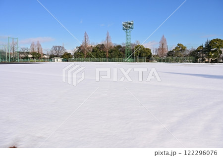 公園のグラウンドと雪景色 公園のグラウンドと雪景色 122296076