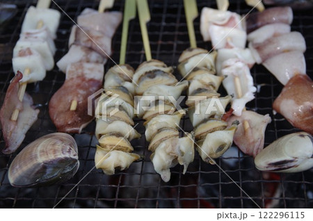炭焼き　網焼き  イカの串焼き ハマグリ焼1 122296115