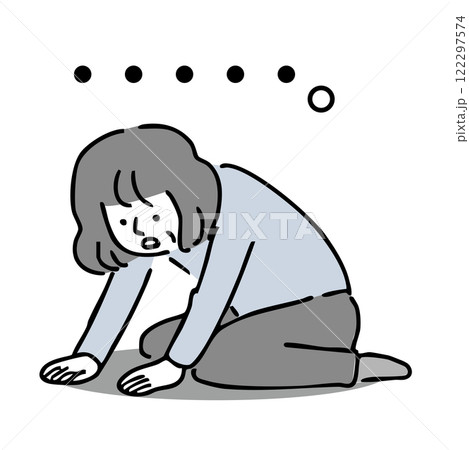 座り込んで落ち込む年配の女性：イラスト素材 122297574