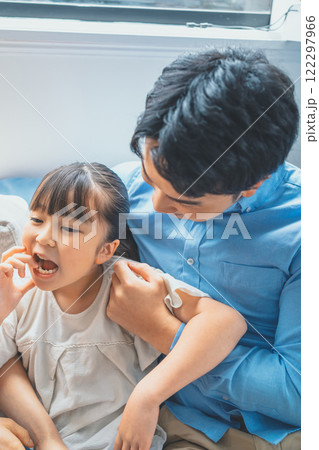 乳歯がグラグラしてる9歳児 122297966
