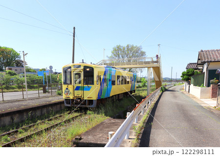 福岡県田川郡にある平成筑豊鉄道糸田駅ホームと列車 122298111