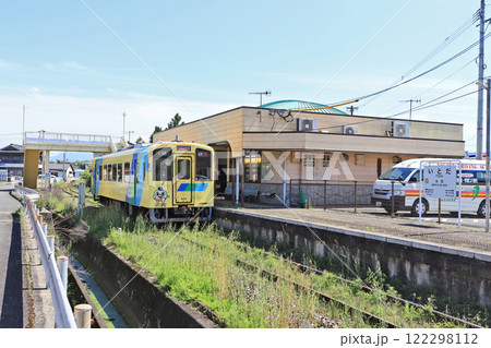 福岡県田川郡にある平成筑豊鉄道糸田駅ホームと列車 122298112