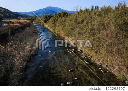 澄んだ川の先にそびえる紫尾山 雄大な自然風景 澄んだ川の先にそびえる紫尾山 雄大な自然風景 122298397