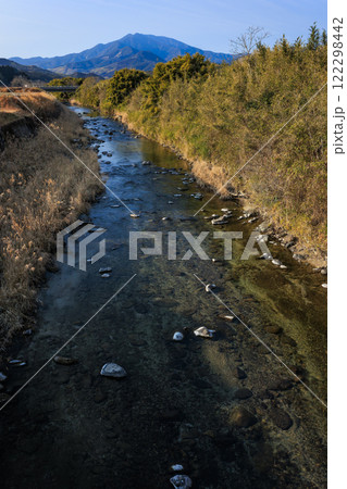 澄んだ川の先にそびえる紫尾山　雄大な自然風景 122298442
