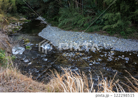 川の流れ　静かで清らかな自然美 122298515