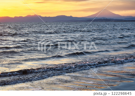 江ノ島　片瀬西浜海水浴場の夕景と富士山（神奈川県藤沢市） 122298645