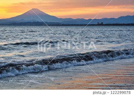 江ノ島　片瀬西浜海水浴場の夕景と富士山（神奈川県藤沢市） 122299078