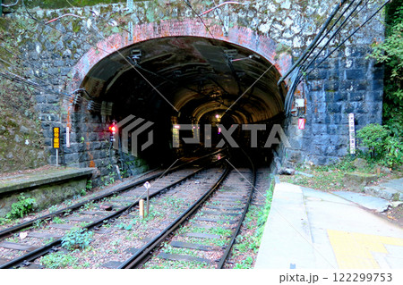 関東・箱根登山電車・あじさい電車が停車する塔ノ沢駅のレトロな印象のトンネル・神奈川県箱根町(1) 関東・箱根登山電車・あじさい電車が停車する塔ノ沢駅のレトロな印象のトンネル・神奈川県箱根町(1) 122299753