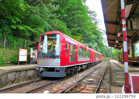 関東・箱根登山電車・宮ノ下駅に停車するあじさい電車・神奈川県箱根町(2) 122299759
