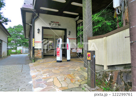 関東・箱根登山電車・初夏の風物詩、あじさい電車が停車する宮ノ下駅・神奈川県箱根町(2) 関東・箱根登山電車・初夏の風物詩、あじさい電車が停車する宮ノ下駅・神奈川県箱根町(2) 122299761