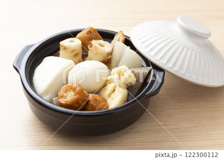 テーブルに一人前のおでん テーブルに一人前のおでん 122300112