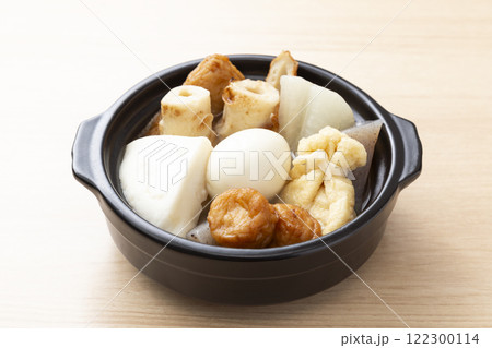 テーブルに一人前のおでん 122300114