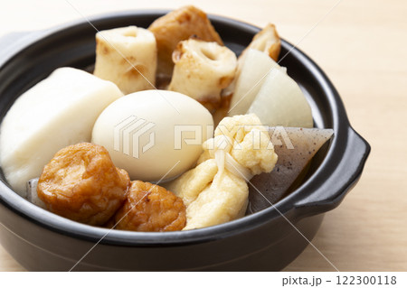 テーブルに一人前のおでん 122300118