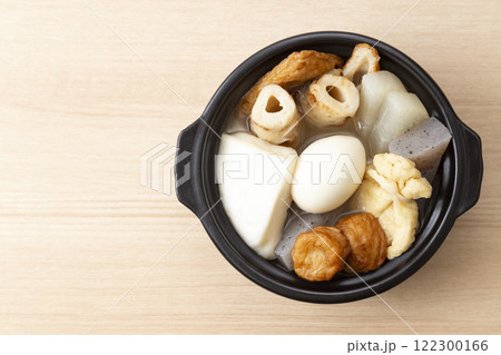 テーブルに一人前のおでん テーブルに一人前のおでん 122300166