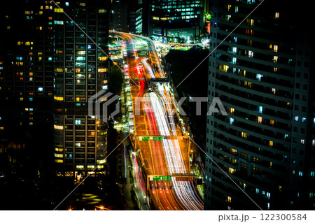 夜の街を走る高速道路 夜の街を走る高速道路 122300584