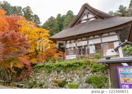 湖国百選 東近江市の瓦屋禅寺(瓦屋寺) 本堂と紅葉 有形文化財 湖国百選 東近江市の瓦屋禅寺(瓦屋寺) 本堂と紅葉 有形文化財 122300651