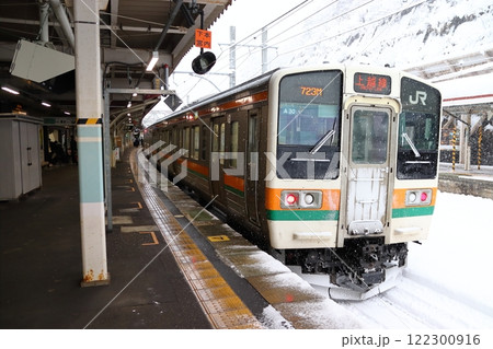 冬の水上駅に停車中の上越線211系電車(高崎⇔水上) 冬の水上駅に停車中の上越線211系電車(高崎⇔水上) 122300916
