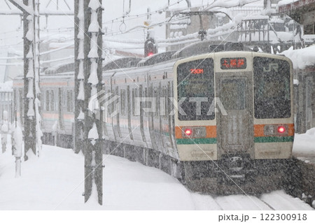 冬の水上駅を発車する上越線211系電車（高崎⇔水上） 122300918