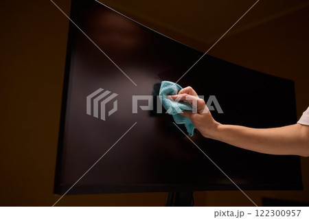 Effective and Safe Cleaning Techniques for a Curved Television Screen Using a Microfiber Cloth 122300957