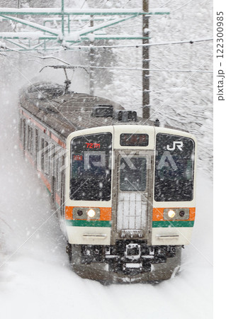 吹雪のみなかみ町を行く上越線211系電車（高崎⇔水上） 122300985