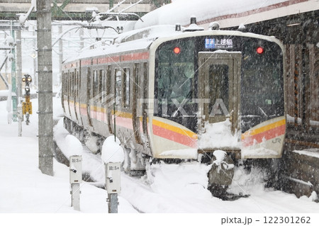 吹雪く水上駅に停車中の上越線E129系電車(水上⇔長岡) 吹雪く水上駅に停車中の上越線E129系電車(水上⇔長岡) 122301262