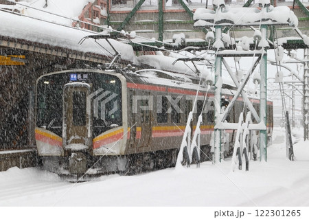 吹雪く水上駅に停車中の上越線E129系電車（水上⇔長岡） 122301265