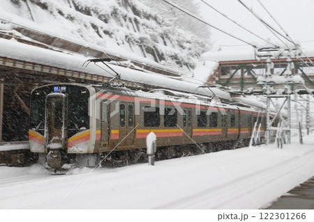 吹雪く水上駅を発車する上越線E129系電車(水上⇔長岡) 吹雪く水上駅を発車する上越線E129系電車(水上⇔長岡) 122301266