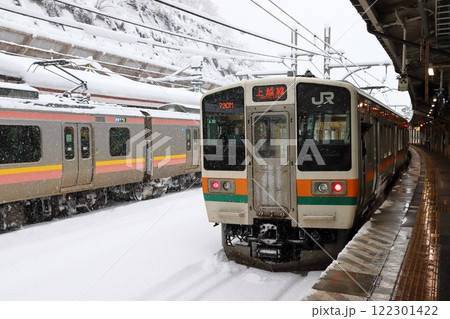 冬の水上駅に停車中の上越線211系電車(高崎⇔水上) 冬の水上駅に停車中の上越線211系電車(高崎⇔水上) 122301422