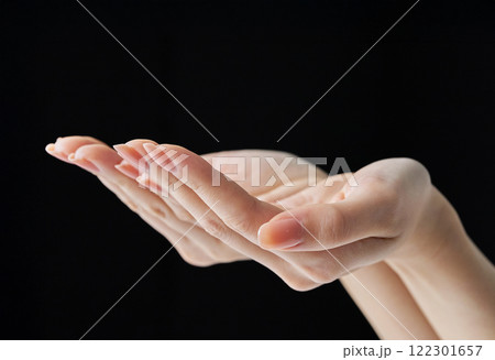 手のひらで掬い上げるポーズをする 122301657