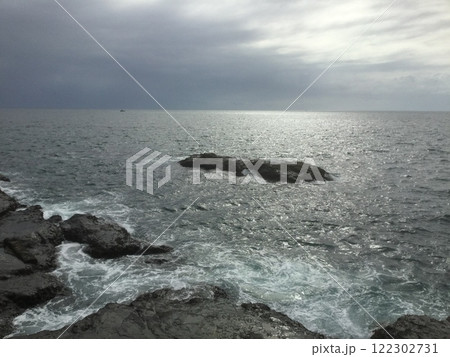 鎌倉＆江ノ島散策　岩屋橋付近から見る海原1 122302731