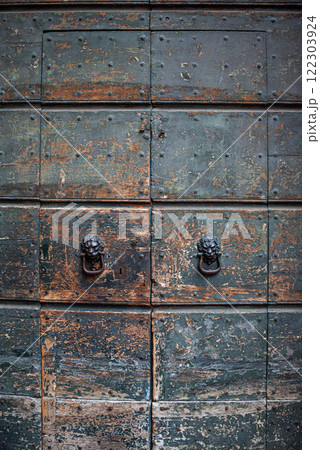 Patinated entrance of an Italian Palace 122303924
