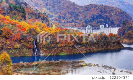 奥四万湖周辺の紅葉 122304574