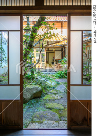 日本の伝統的な町家建築が今に残る。鳥取県倉吉市で撮影 日本の伝統的な町家建築が今に残る。鳥取県倉吉市で撮影 122304602