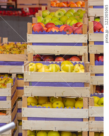 Mix Apples in Crates 122305065