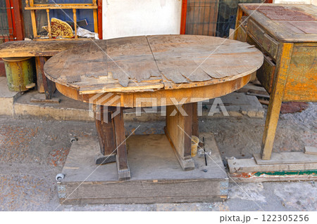 Oval Table Restauration 122305256